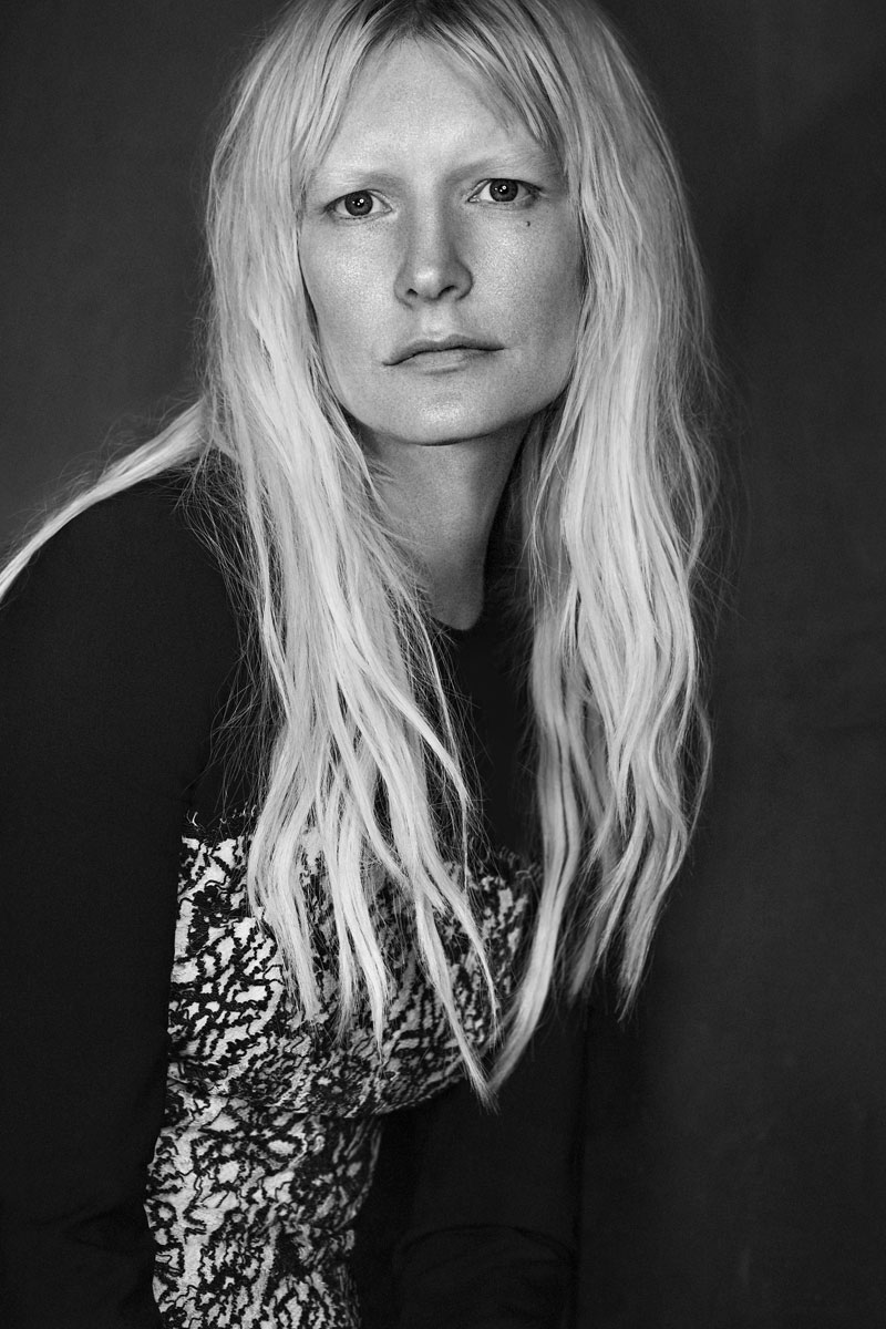 Kirsten Owen s 2024 Ljus blond hår & alternativ hårstil.
