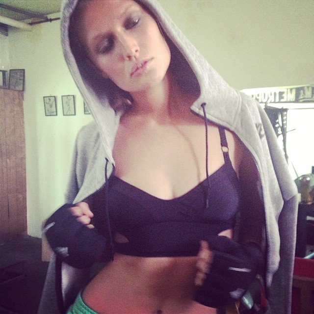 Toni Garrn stays in shape