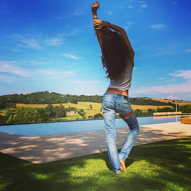 Izabel Goulart shows off her jeans