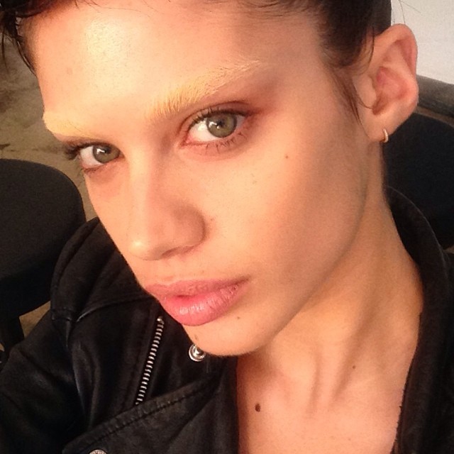 Sara Sampaio (temporarily) has no eyebrows