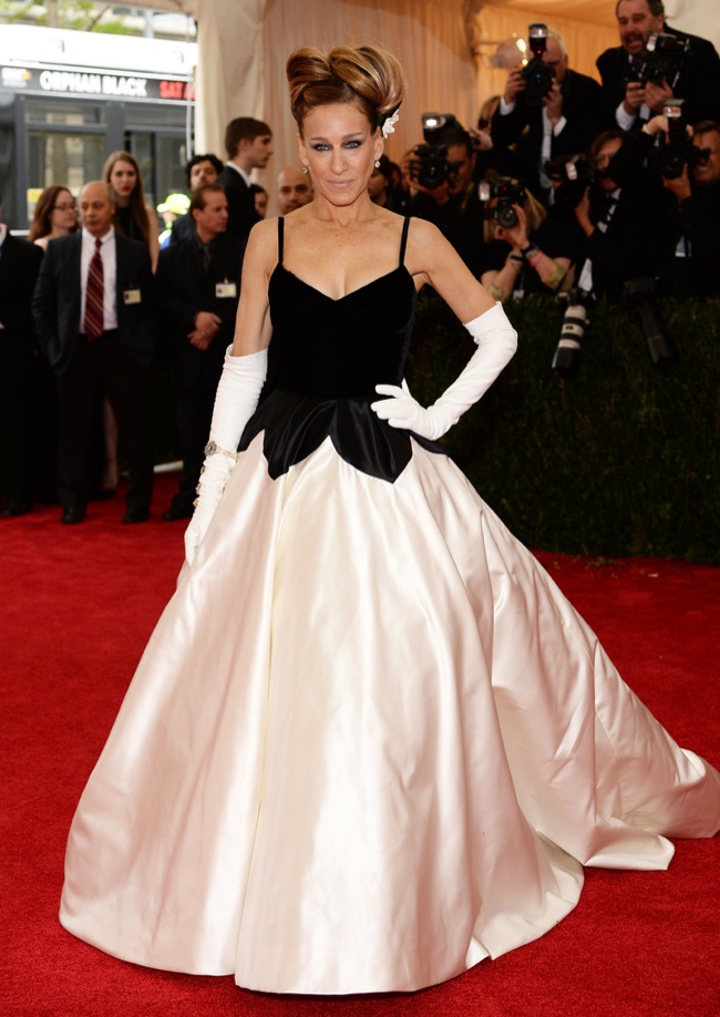 Sarah Jessica Parker wears traditional black and white in Oscar de la Renta