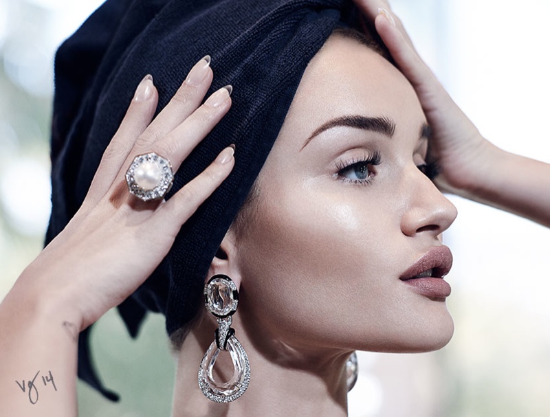 rosie huntington whiteley summer beauty1 Rosie Huntington Whiteley Smolders in Summer Style for Violet Grey Feature