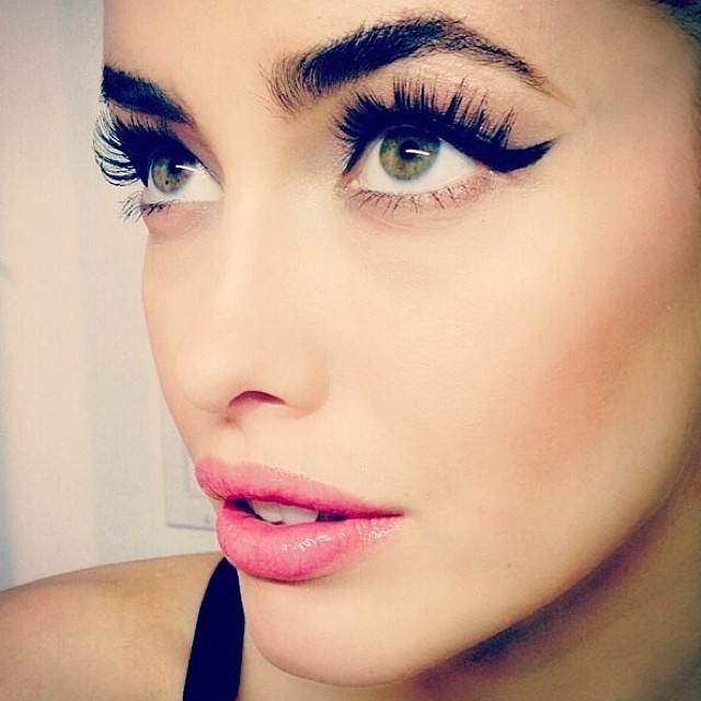 Sarah Stephens shows off cool eye makeup