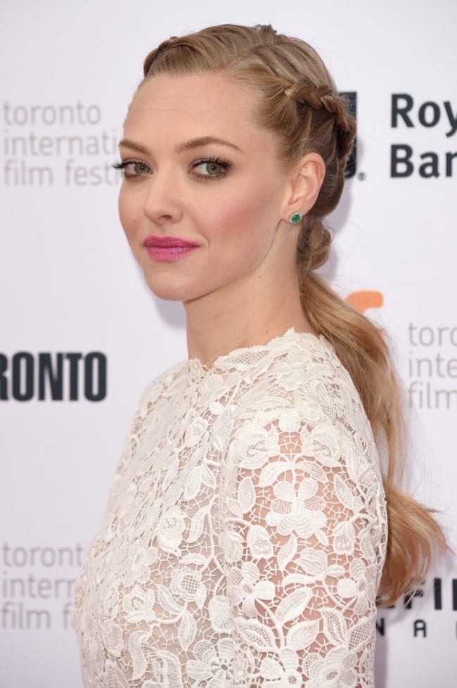 amanda-seyfried-valentino-dress-lace-floral02