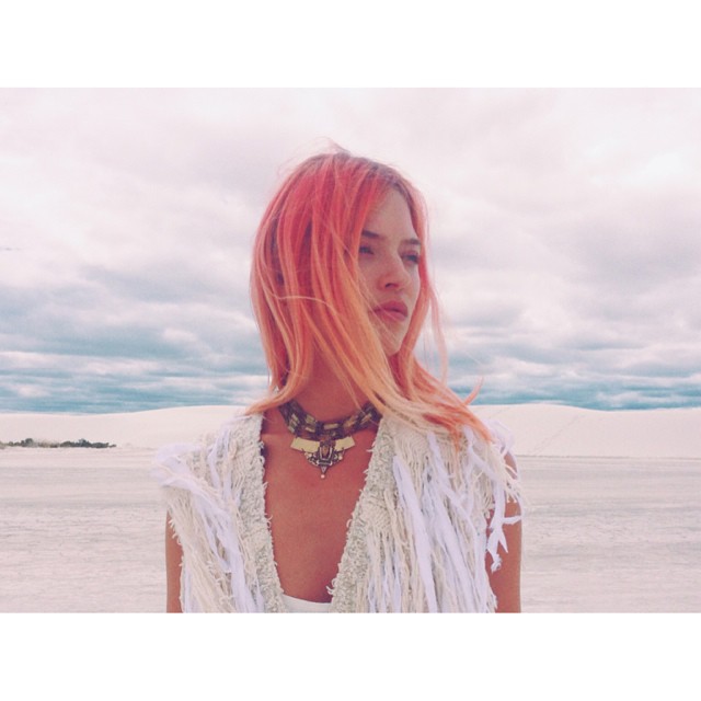 Martha Hunt shows off pink hair look