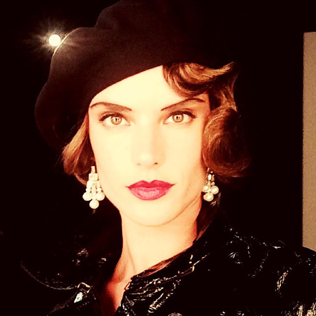 Alessandra Ambrosio shows off 1920s style