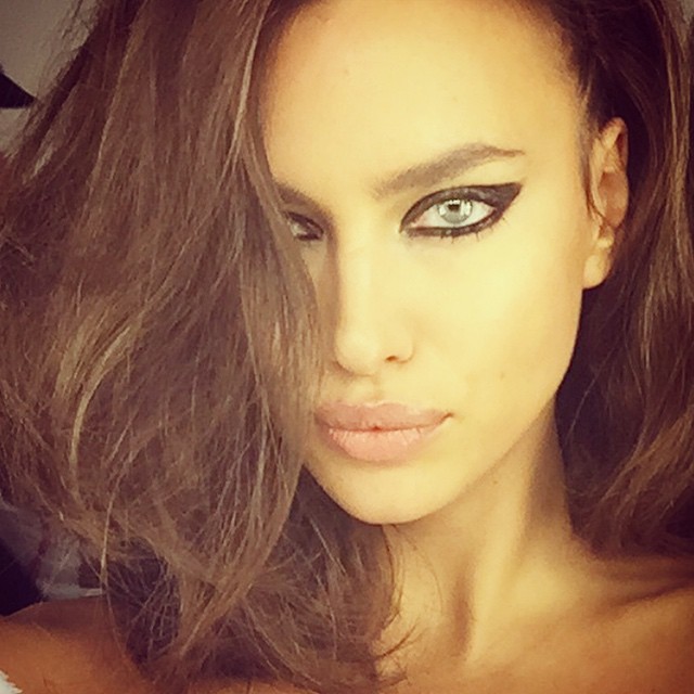 Irina Shayk shows a smokey eye makeup look
