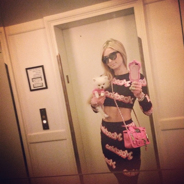 paris-hilton-moschino-top-skirt-look3