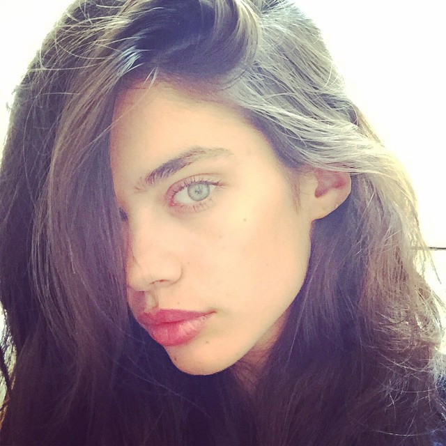 Sara Sampaio takes a selfie