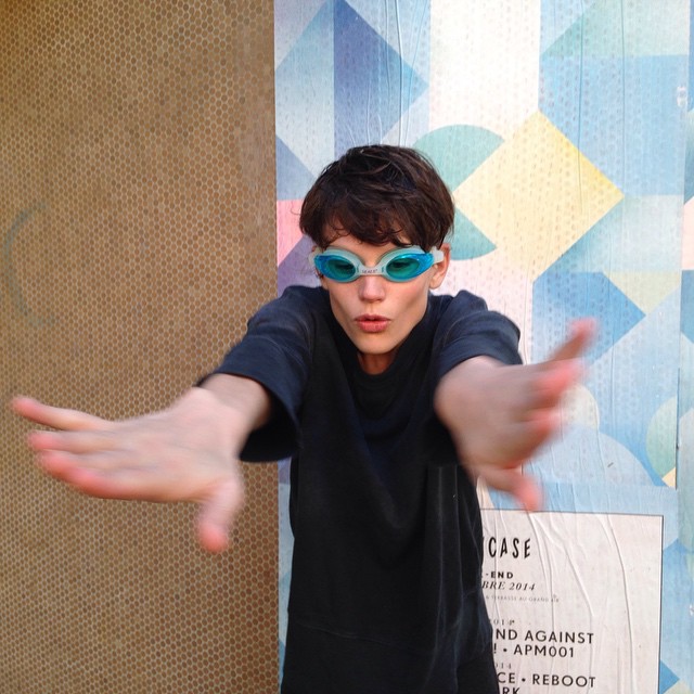Saskia Brauw is wearing goggles in Paris...