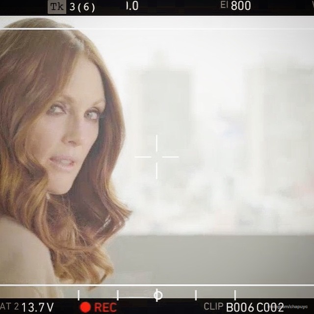 julianne-moore-loreal-bts-photos04