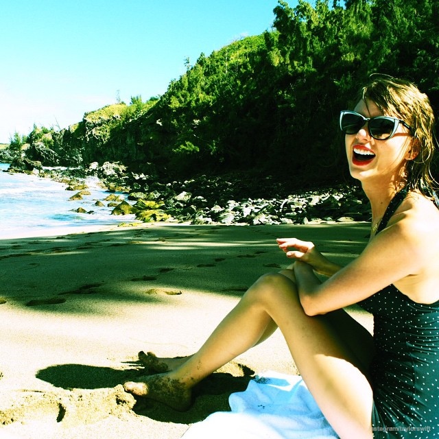 taylor-swift-haim-swimsuit-photos02