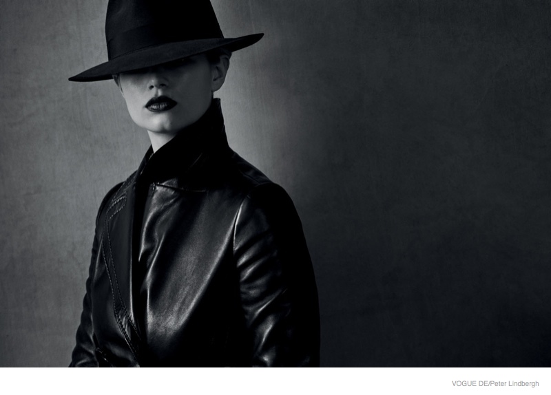 anna-ewers-peter-lindbergh-black-white02
