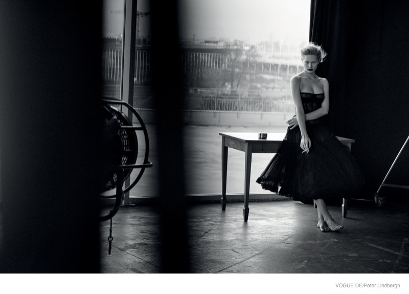 anna-ewers-peter-lindbergh-black-white03
