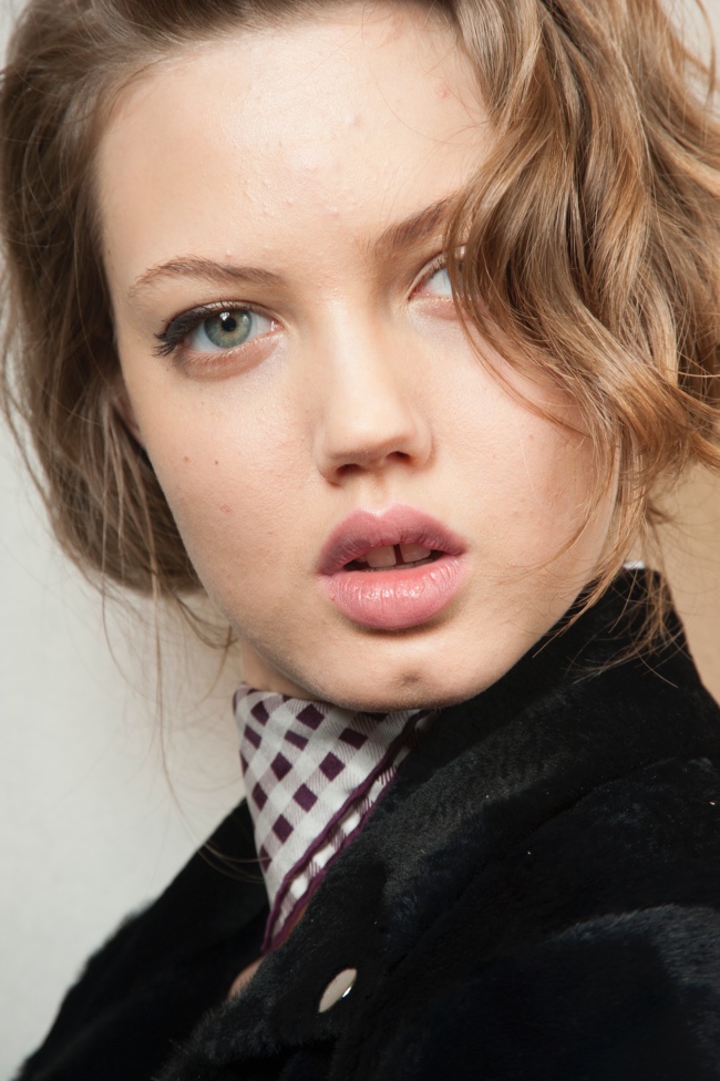 Lindsey Wixson shows off 50s hairstyle at Max Mara