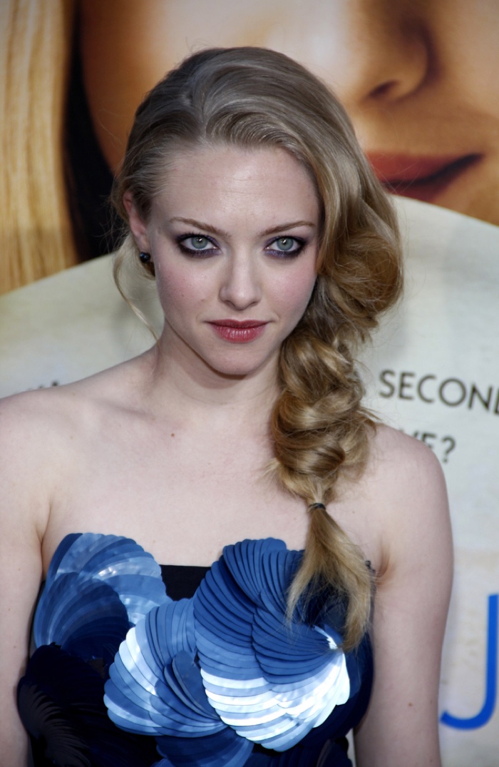 Amanda Seyfried with a loosely braided hairstyle. Photo: Tinseltown / Shutterstock.com