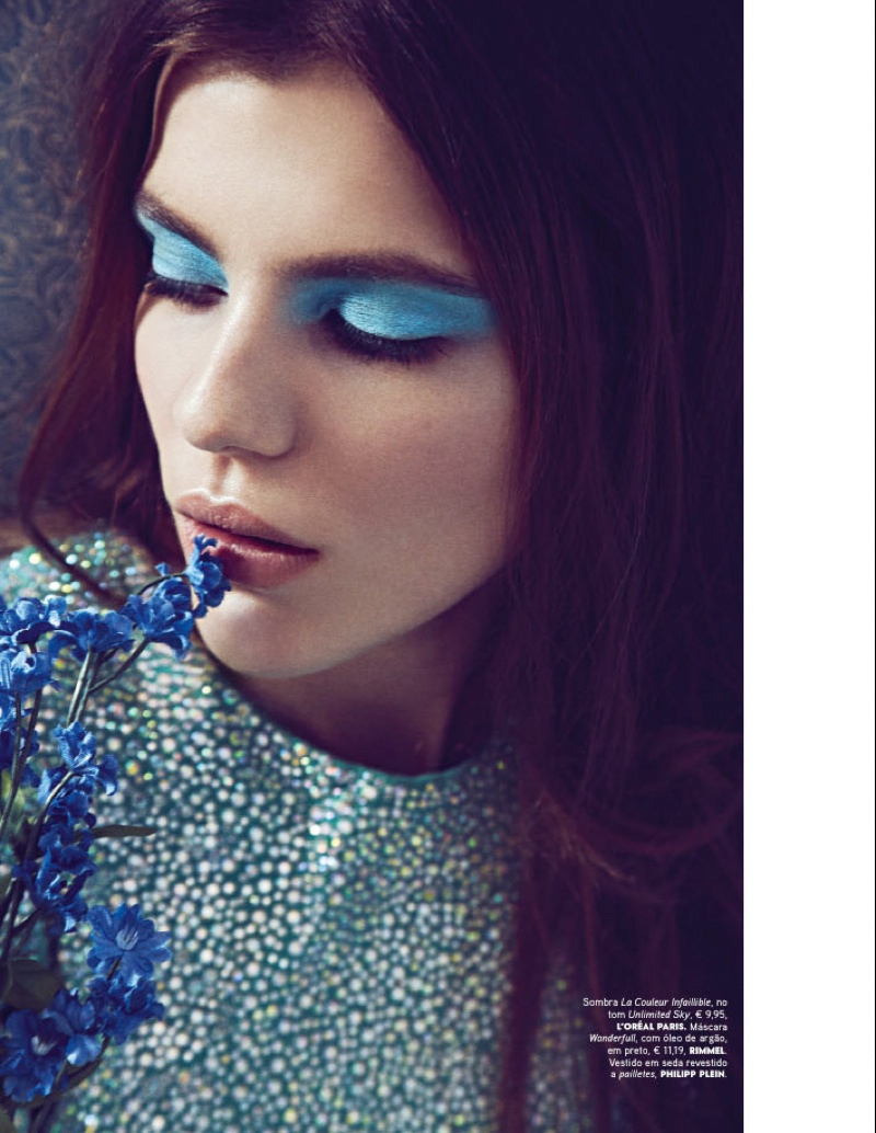 The model wears blue makeup in the feature