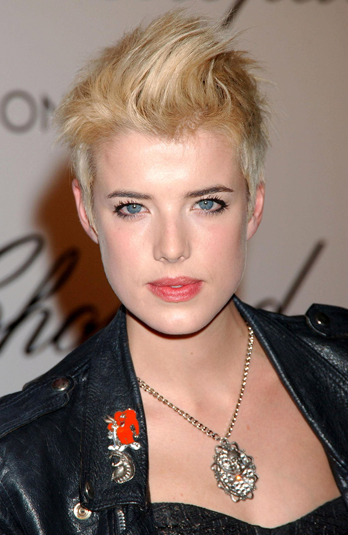 Model Short Blonde Hair 14