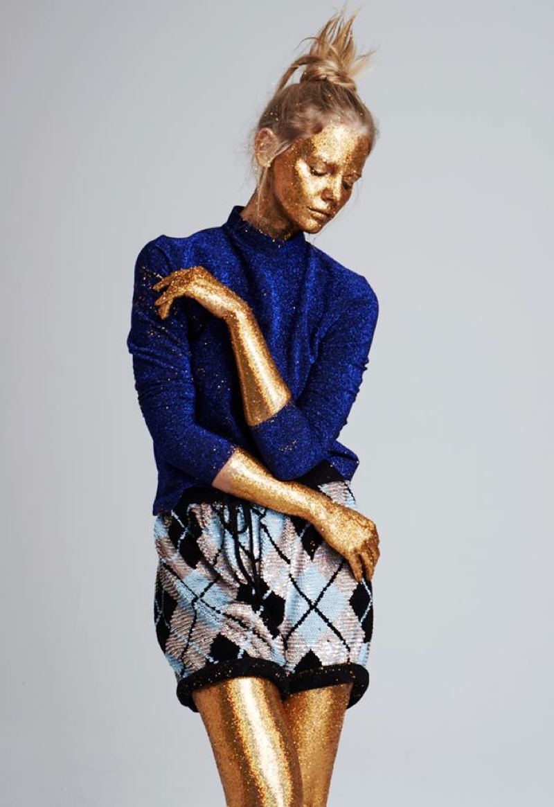 Marloes shine in gold body paint for the feature