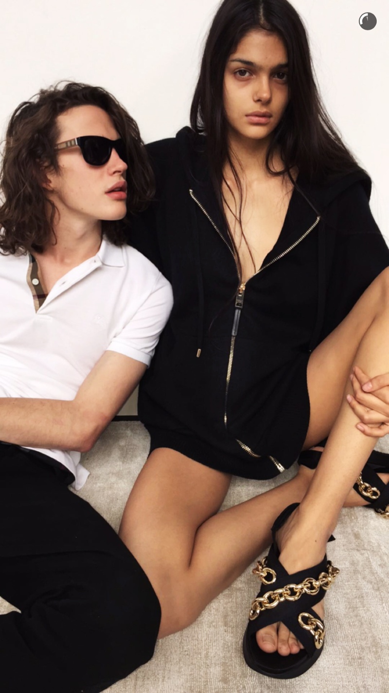 Burberry-Snapchat-Campaign-Pictures09