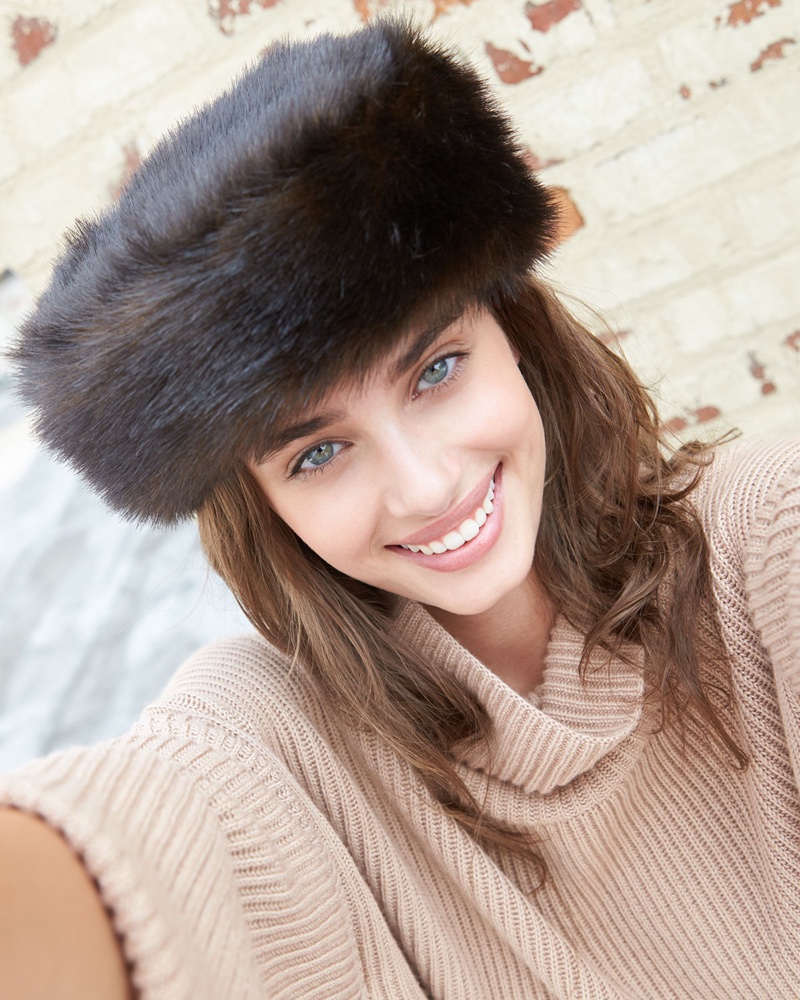 Taylor-Hill-Neiman-Marcus-Fall-2015-Photos03