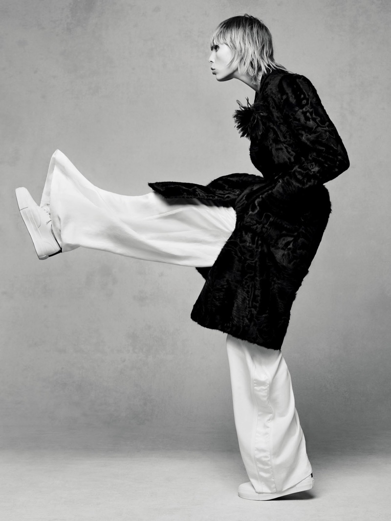 Edie-Campbell-Vogue-China-December-2015-Cover-Pictures09