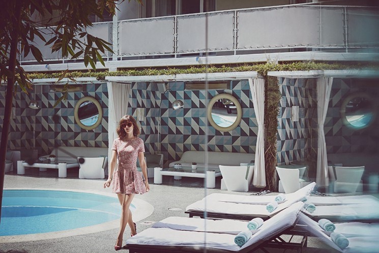 Lizzy-Caplan-Malibu-Magazne-November-2015-Cover-Pictures03