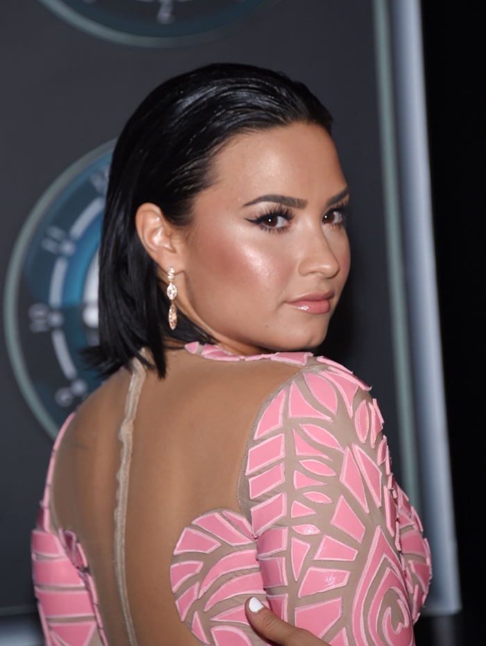 Stepping out at the 2015 Video Music Awards, Demi Lovato wore her hair short as a brunette. Photo: DFree / Shutterstock.com