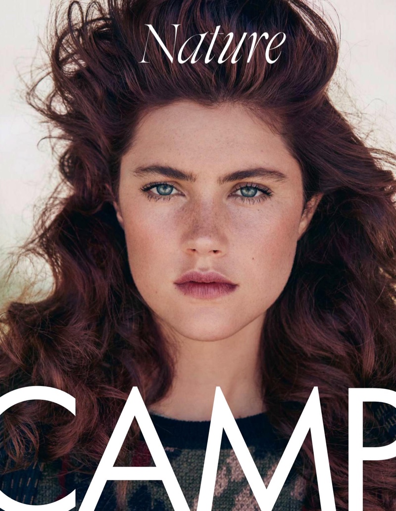 The model wears her hairstyle in retro waves