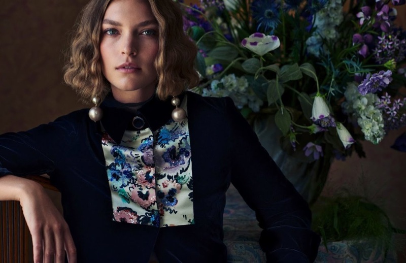 Model Arizona Muse wears a wavy lob hairstyle