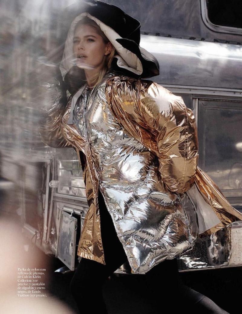 Doutzen Kroes shines in reflective jacket