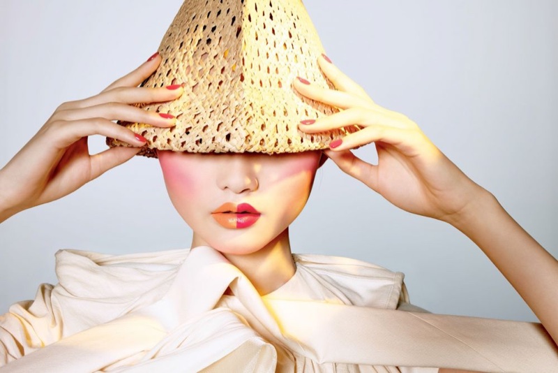 Two faced: He Cong shows off two bright lipstick shades