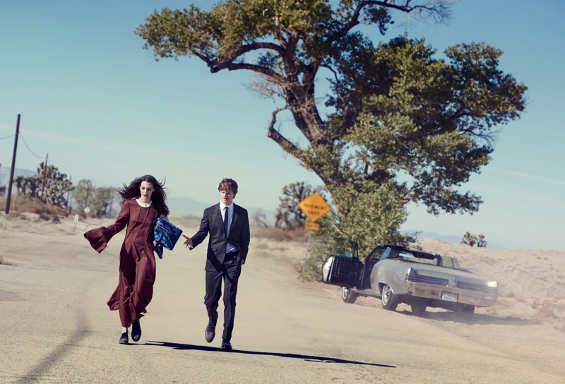 Hitting the desert road, Vittoria Ceretti poses in Loewe linen dress and bag. Shoes by Tod’s.