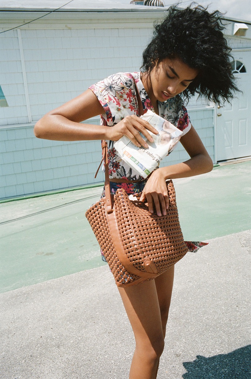 Zara Floral Print Top, Impressão Floral Bermuda Shorts, Trançado Bucket Bag com Detalhe Pingente