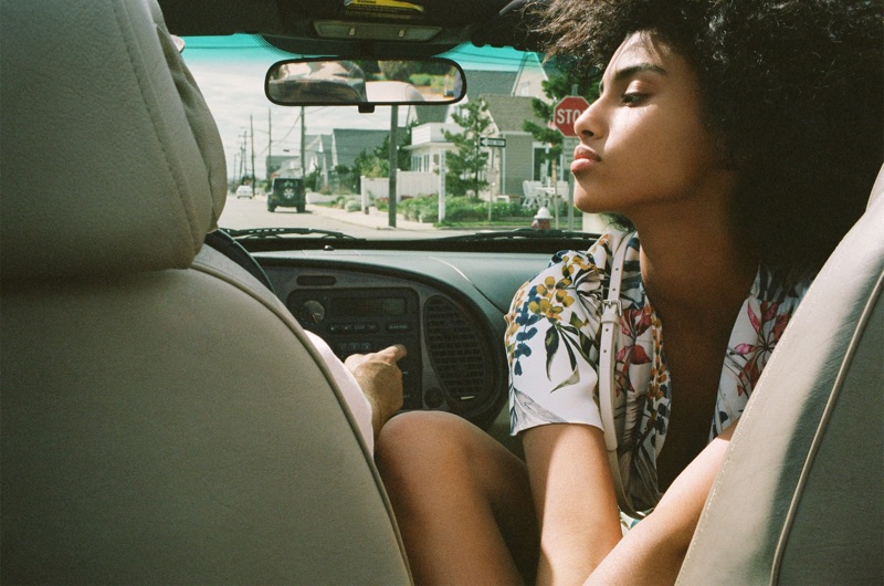 Imaan Hammam usa Zara Impresso Vestido com Nó e Mini Banana Crossbody Bag