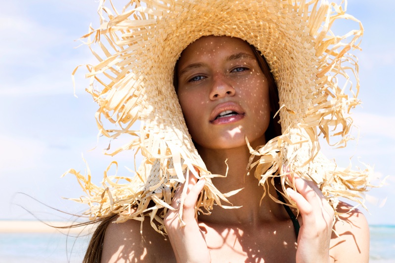 Sun hat makeup