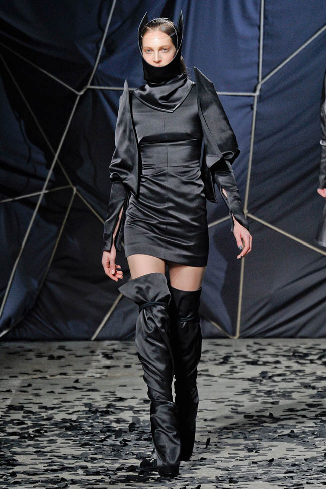 Полицейский на подиуме 2012. Gareth Pugh куртка женская кожаная с двумя молниями. Gareth Pugh куртка с двумя молниями.