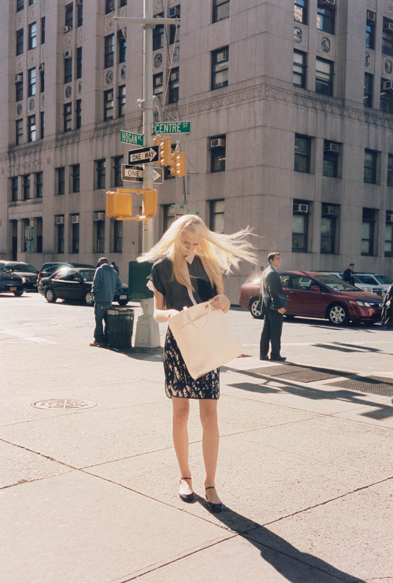 She for the streets. Hot on the street. Прохожие с телефонами. She for the streets. Художественная фотография уличная фотография.