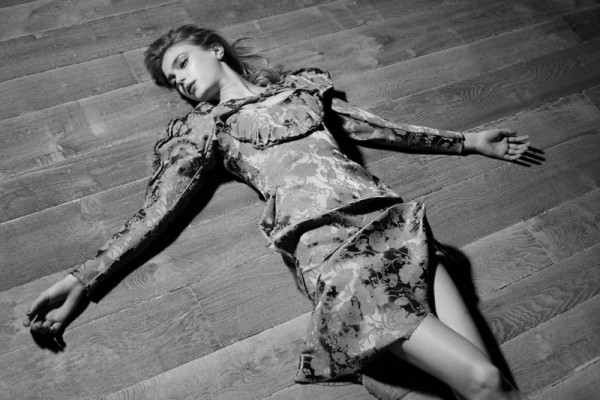 Sigrid Agren Evokes Modern Elegance for Viva! Moda by Eric Guillemain Sigrid Agren Evokes Modern Elegance for Viva! Moda by Eric Guillemain