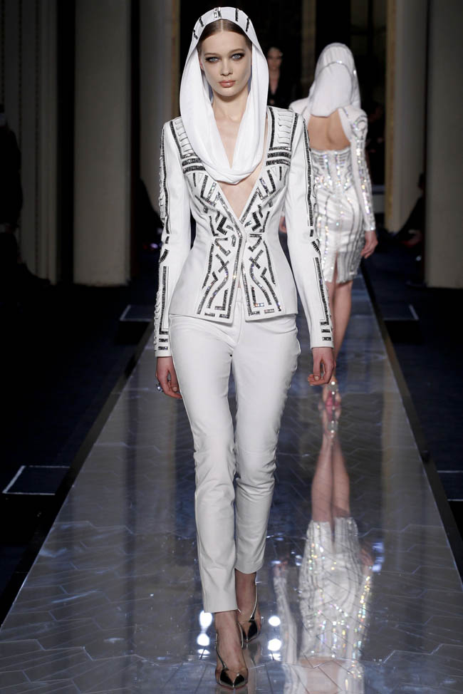 Kendall Jenner and Karlie Kloss On Atelier Versace Couture Runway In Paris