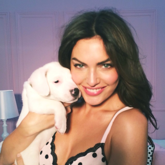 Alyssa Miller + a puppy. Too cute. 