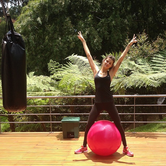 Isabeli Fontana shows how she keeps fit