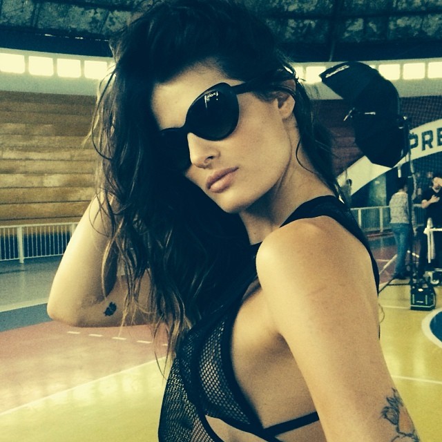 Isabeli Fontana is looking cool in her shades