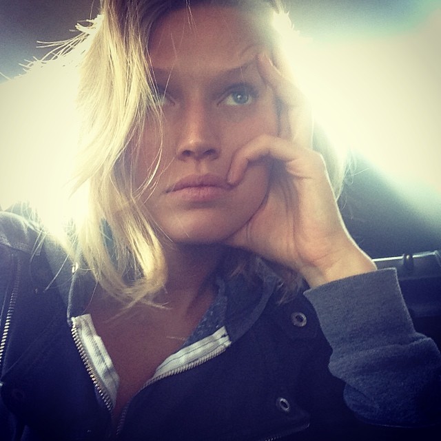 Toni Garrn shares pre-airport selfie