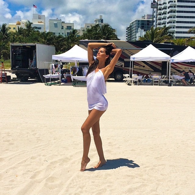 Izabel Goulart soaks up the sun in Miami