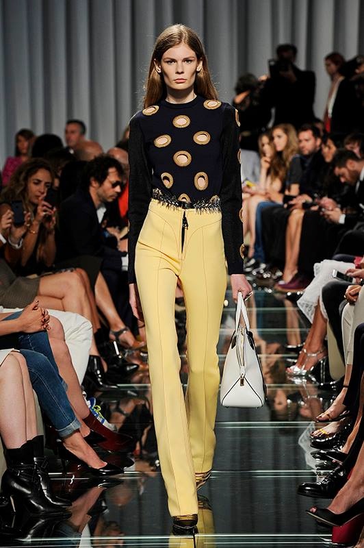 915 Louis Vuitton 2019 Cruise Collection Runway Stock Photos, High