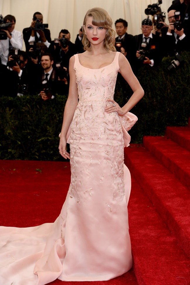 Taylor Swift charms in princess pink Oscar de la Renta gown