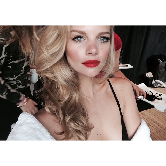 Marloes Horst shows off red lipstick in new snap