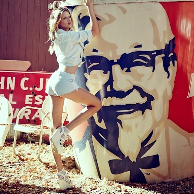 Hailey Clauson shared a photo taken with a KFC bucket. There's nothing more American than fast food!