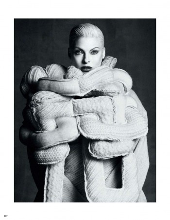 Linda Evangelista Wears Comme des Garçons Designs for Vogue Japan by Luigi + Iango Linda Evangelista Wears Comme des Garçons Designs for Vogue Japan by Luigi + Iango